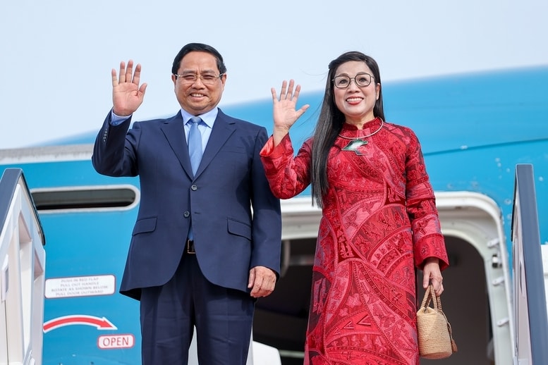Thủ tướng Chính phủ Phạm Minh Chính cùng Phu nhân và Đoàn đại biểu cấp cao Việt Nam tới sân bay quốc tế Kuwait, bắt đầu thăm chính thức Kuwait - Ảnh: VGP/Nhật Bắc