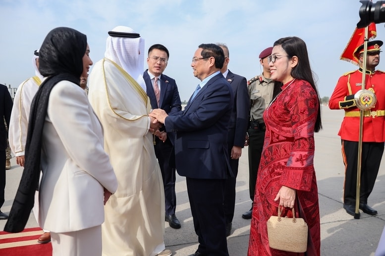 Hoàng thân, Cố vấn cao cấp của Thủ tướng Kuwait Basel Humood AL Sabah đón Thủ tướng Chính phủ Phạm Minh Chính cùng Phu nhân và Đoàn đại biểu cấp cao Việt Nam tại sân bay - Ảnh: VGP/Nhật Bắc