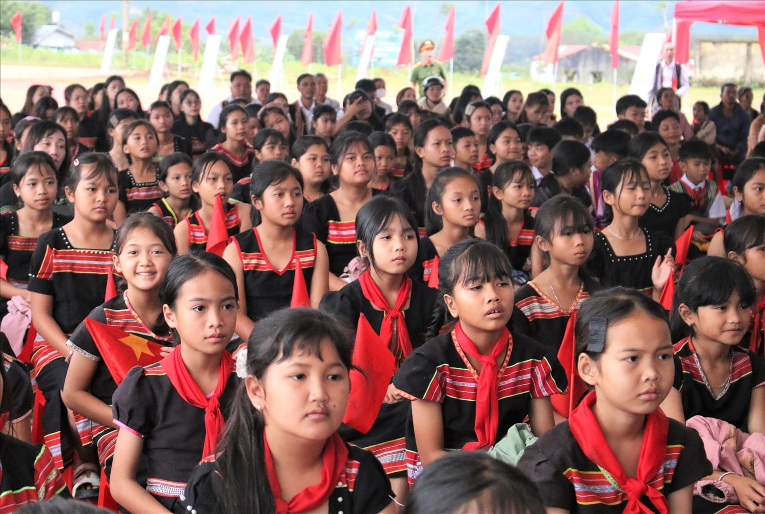 Các em học sinh Trường Phổ thông nội trú liên cấp Tiểu học – Trung học cơ sở xã Dục Nông tham dự Lễ khởi công. (Ảnh: Ngọc Chí)