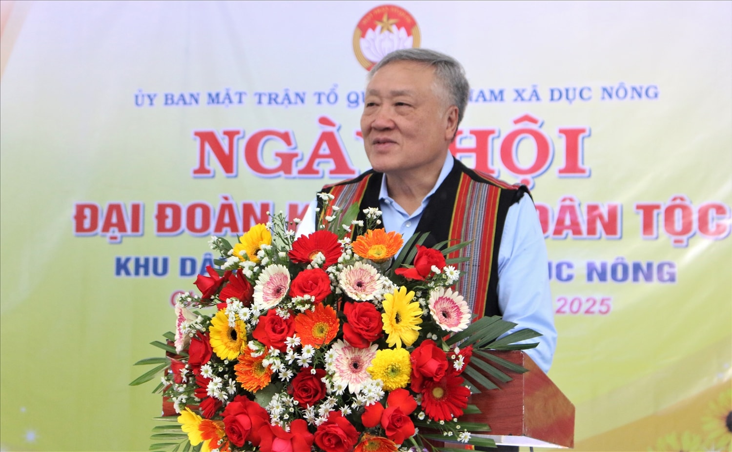 Phó Thủ tướng Thường trực Chính phủ Nguyễn Hòa Bình phát biểu tại Ngày hội Đại đoàn kết toàn dân tộc thôn Chả Nhầy. (Ảnh: Ngọc Chí)