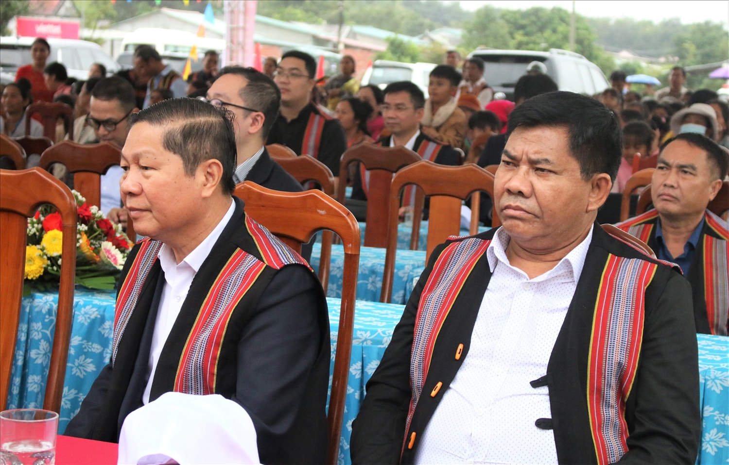 Thứ trưởng Bộ Dân tộc và Tôn giáo Y Thông (bên phải) tham dự Ngày hội Đại đoàn kết toàn dân tộc thôn Chả Nhầy. (Ảnh: Ngọc Chí)