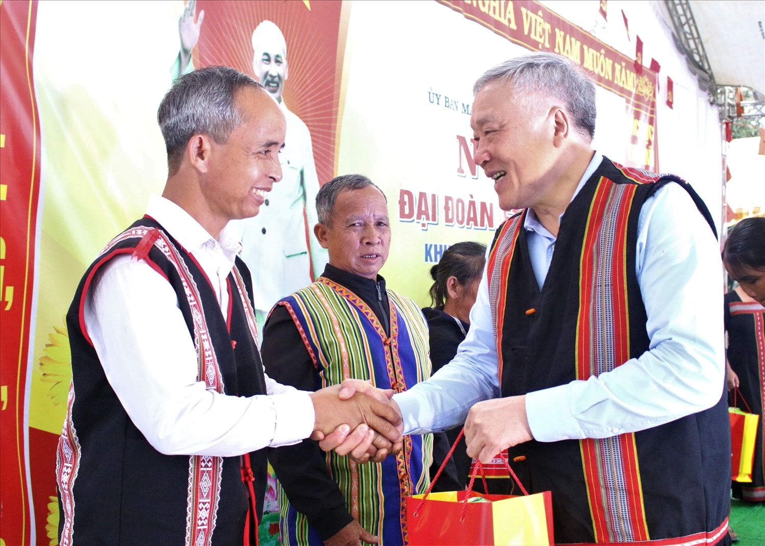 Phó Thủ tướng Thường trực Chính phủ Nguyễn Hòa Bình tặng quà cho Nhân dân thôn Chả Nhầy. (Ảnh: Ngọc Chí)