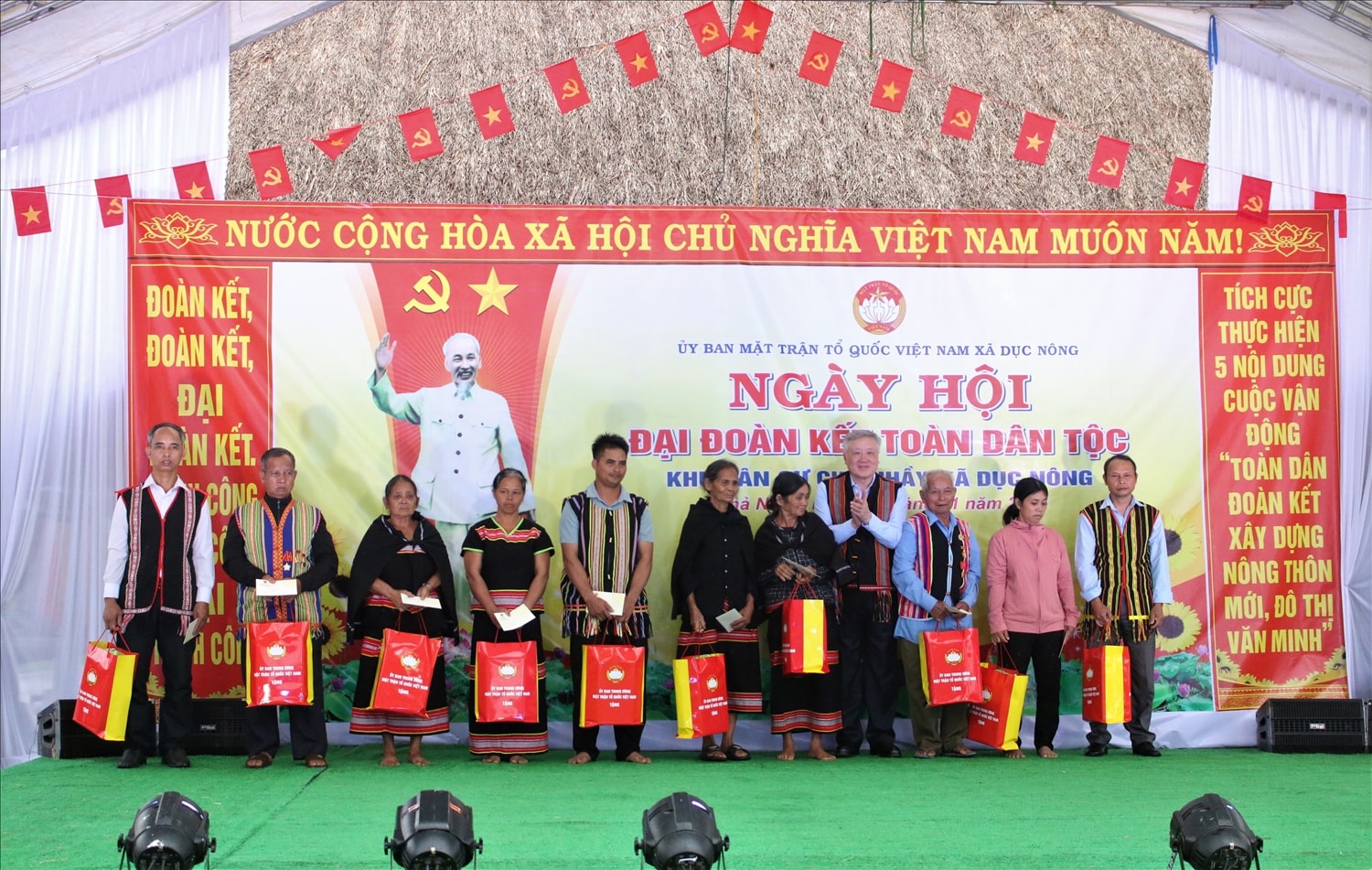 Phó Thủ tướng Thường trực Chính phủ Nguyễn Hòa Bình tặng 10 suất quà cho Nhân dân thôn Chả Nhầy. (Ảnh: Ngọc Chí)