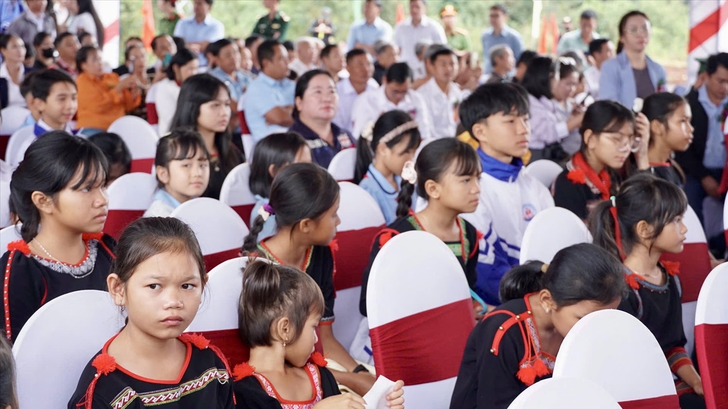 Các em học sinh vùng biên giới vui mừng tham dự ngày khởi công xây dựng Trường Phổ thông nội trú liên cấp