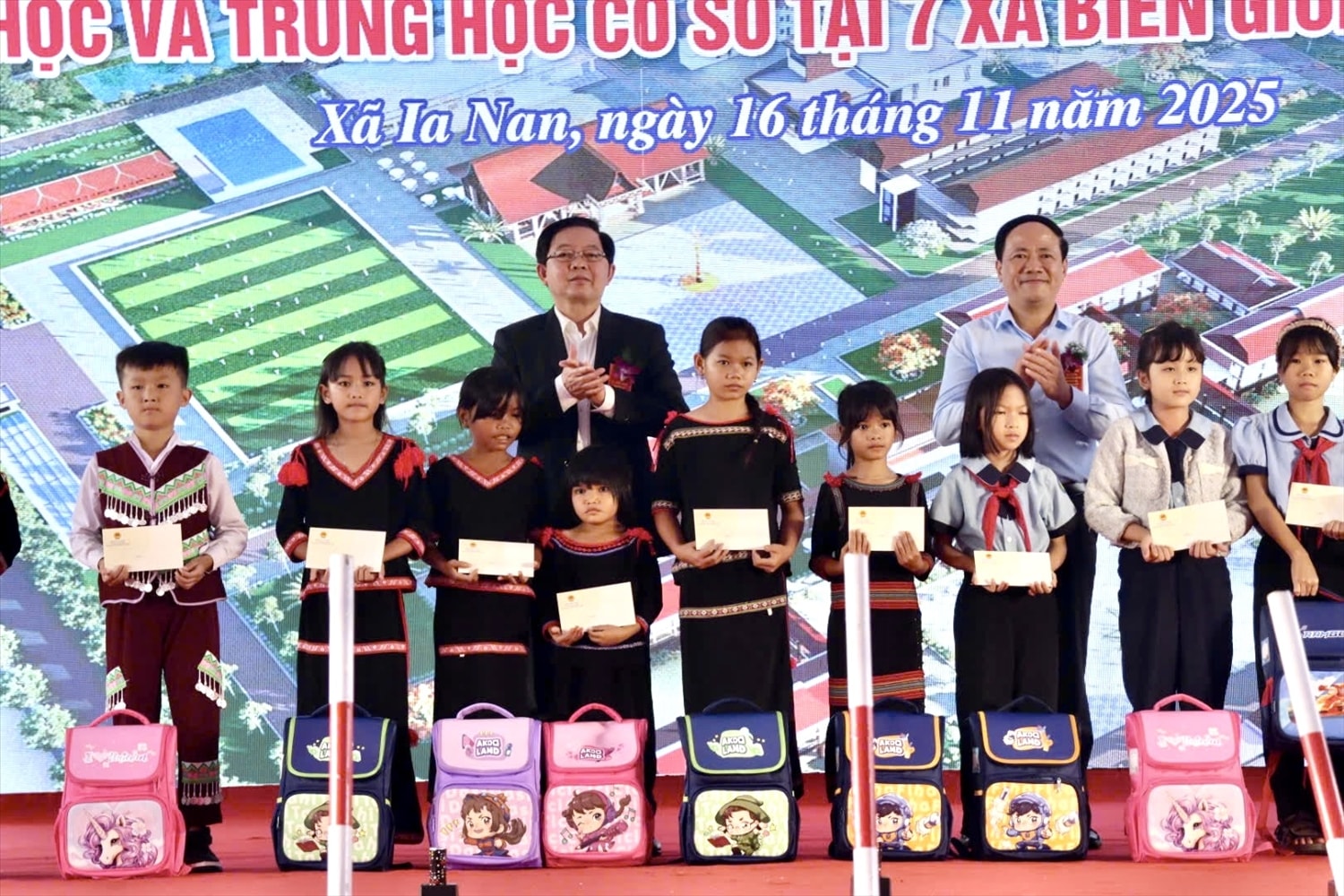 Phó Thủ tướng Hồ Quốc Dũng cùng lãnh đạo tỉnh Gia Lai tặng quà cho các gia đình chính sách và các em học sinh có hoàn cảnh khó khăn.