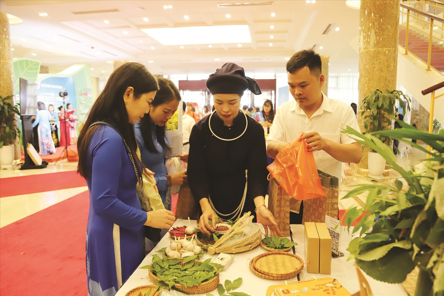 Chị Lăng Thị Thơ khởi nghiệp từ mô hình sản xuất heo khô mác mật,  đã tạo công ăn, việc làm cho nhiều chị em phụ nữ
