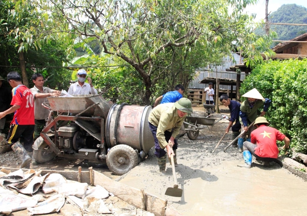 Giao cộng đồng thực hiện các công trình quy mô nhỏ không chỉ phát huy quy chế dân chủ ở cơ sở mà còn tạo điều kiện để người dân có thêm việc làm. (Trong ảnh: Nhân dân xóm Bản Căm, xã Thạch An thi công đường giao thông của xóm)