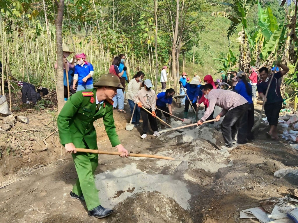 Cán bộ, nhân dân chung tay đổ bê tông tuyến đường giao thông nông thôn vào xóm Nà Đon, xã Quảng Lâm ngày 14/12/2025.