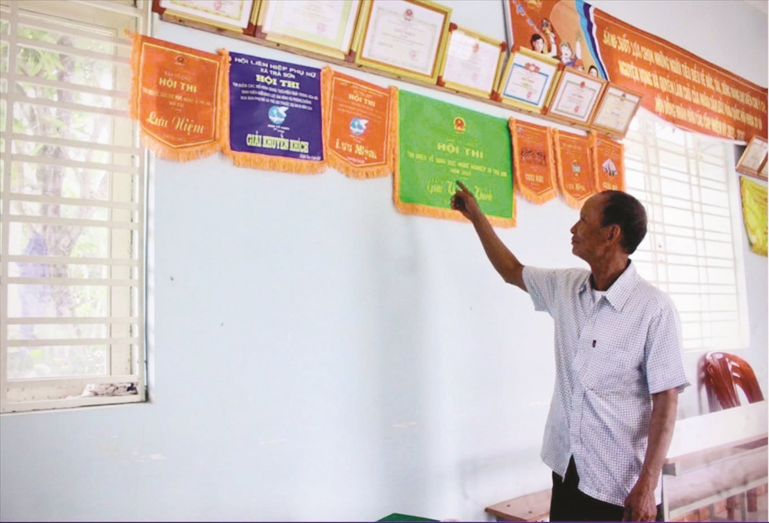 Người có uy tín Đinh Thanh Hiền hiến đất xây nhà văn hoá