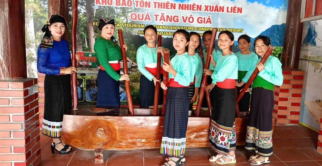 Cô giáo Ngân Thị Tiên luôn nỗ lực để các em hiểu về văn hóa dân tộc mình