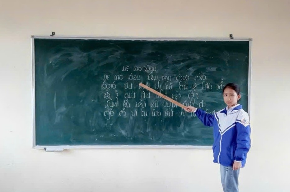 Học sinh lên bảng luyện đọc chữ Thái trong giờ học của cô Tiên.