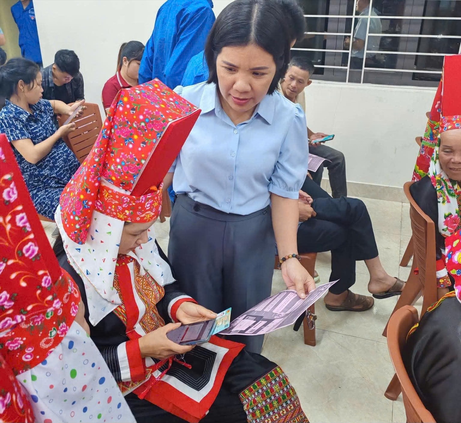 Cán bộ được huy động hỗ trợ thực hiện chuyển đổi số tại từng thôn, bản