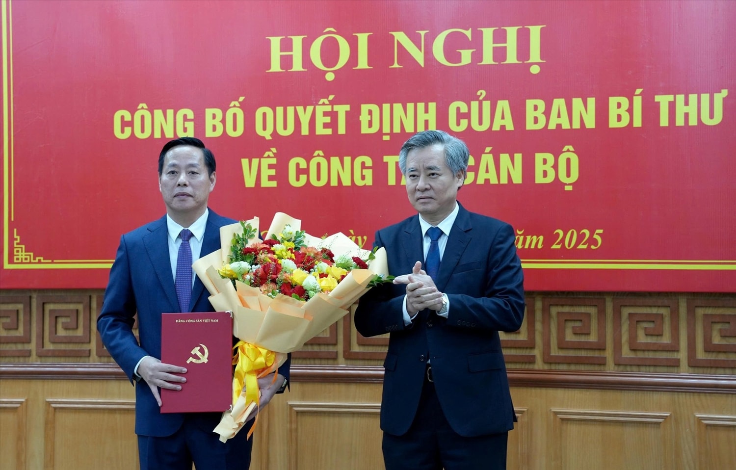 Ông Nguyễn Quang Dương, Phó trưởng Ban Tổ chức Trung ương trao quyết định cho ông Hà Quang Trung  (ảnh Trọng Bảo)
