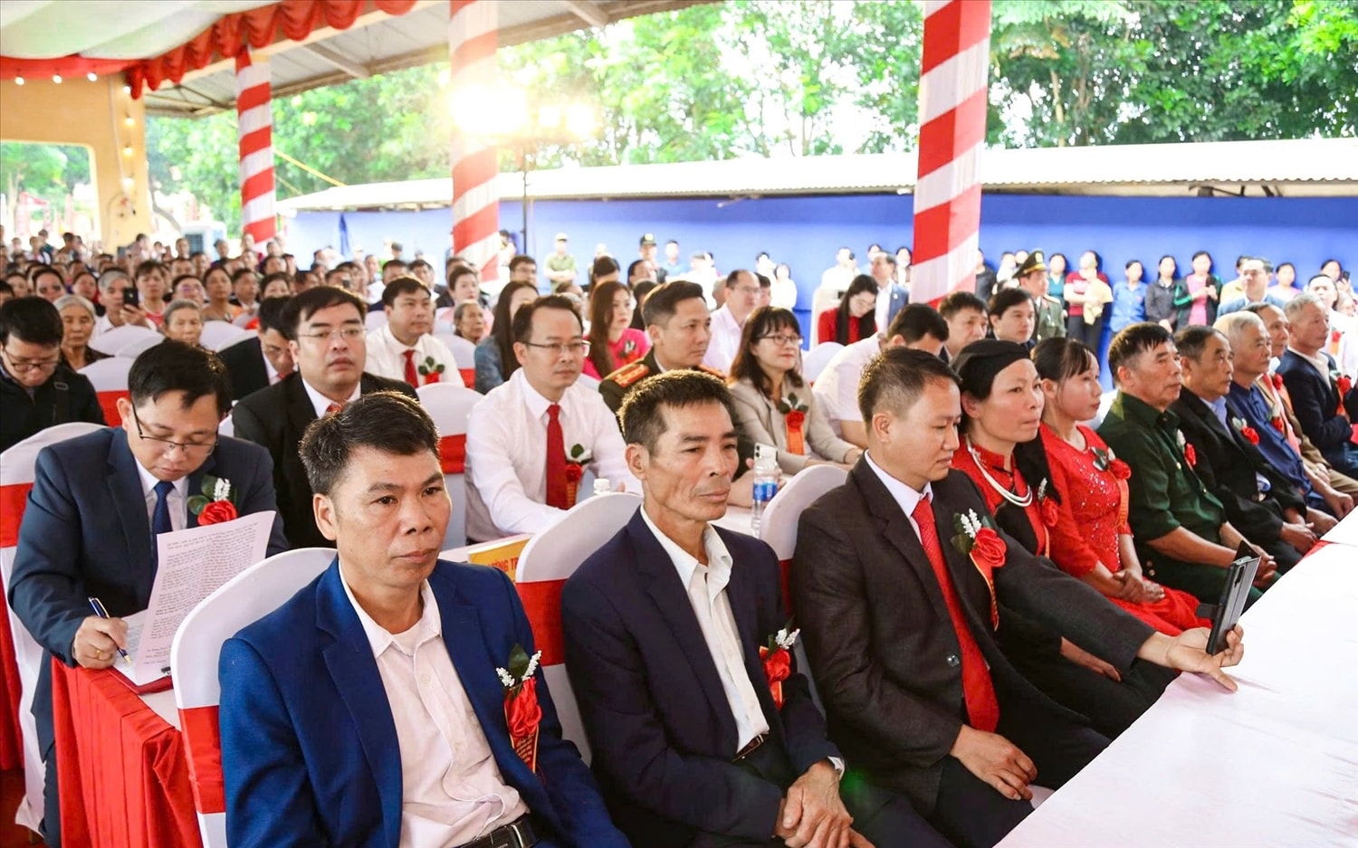Các đại biểu và đông đảo bà con Nhân dân đến dự Ngày hội (ảnh Trọng Bảo)