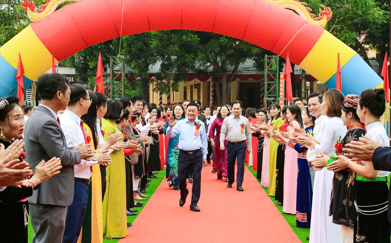 Đồng chí Trần Cẩm Tú dự và chung vui Ngày hội Đại đoàn kết với Nhân dân 2 thôn Hồ Sen và Ngòi Lẻn (ảnh Trọng Bảo)