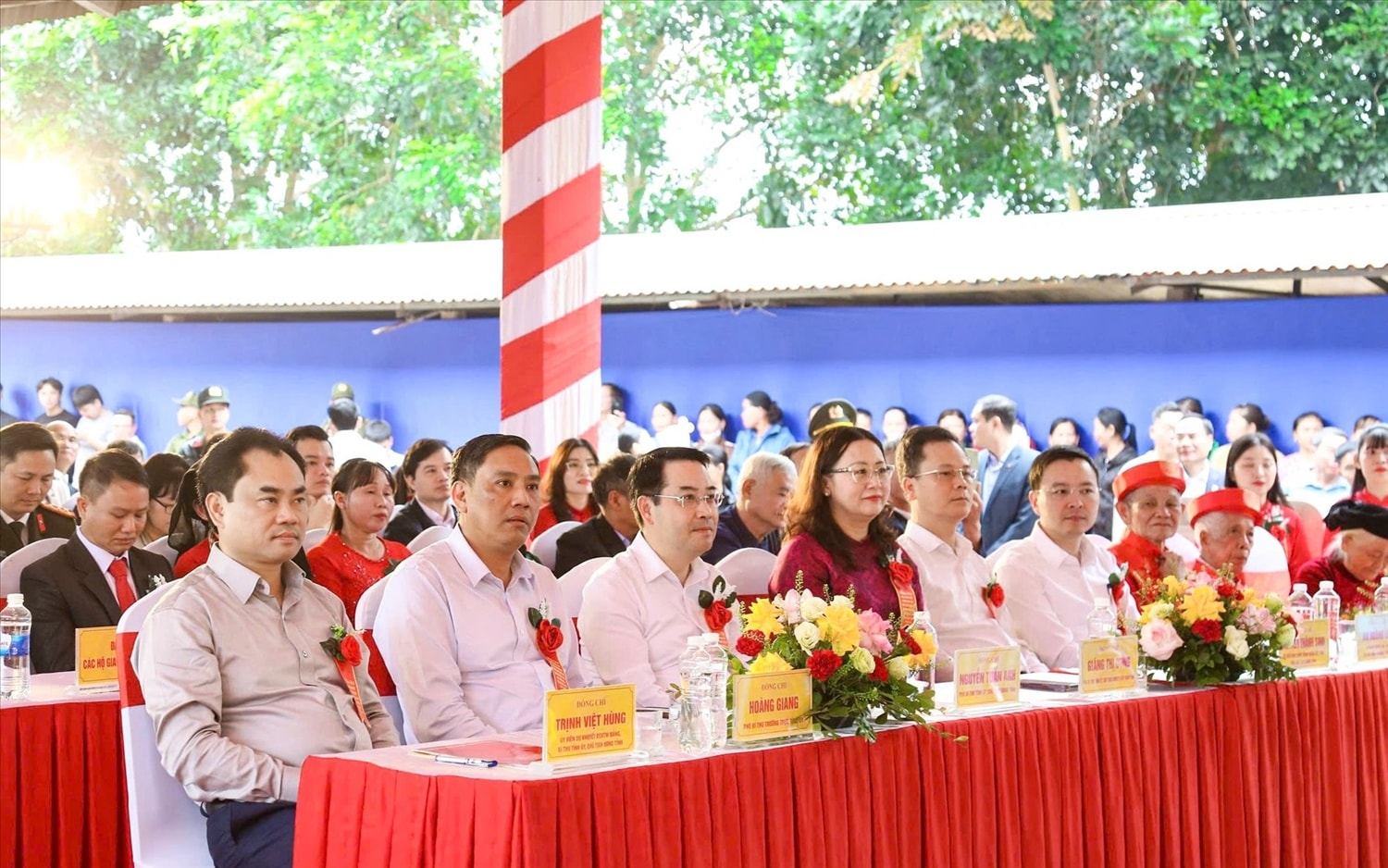 Đồng chí Trần Cẩm Tú dự Ngày hội Đại đoàn kết toàn dân tộc tại 2 thôn Hồ Sen và Ngòi Lẻn 2