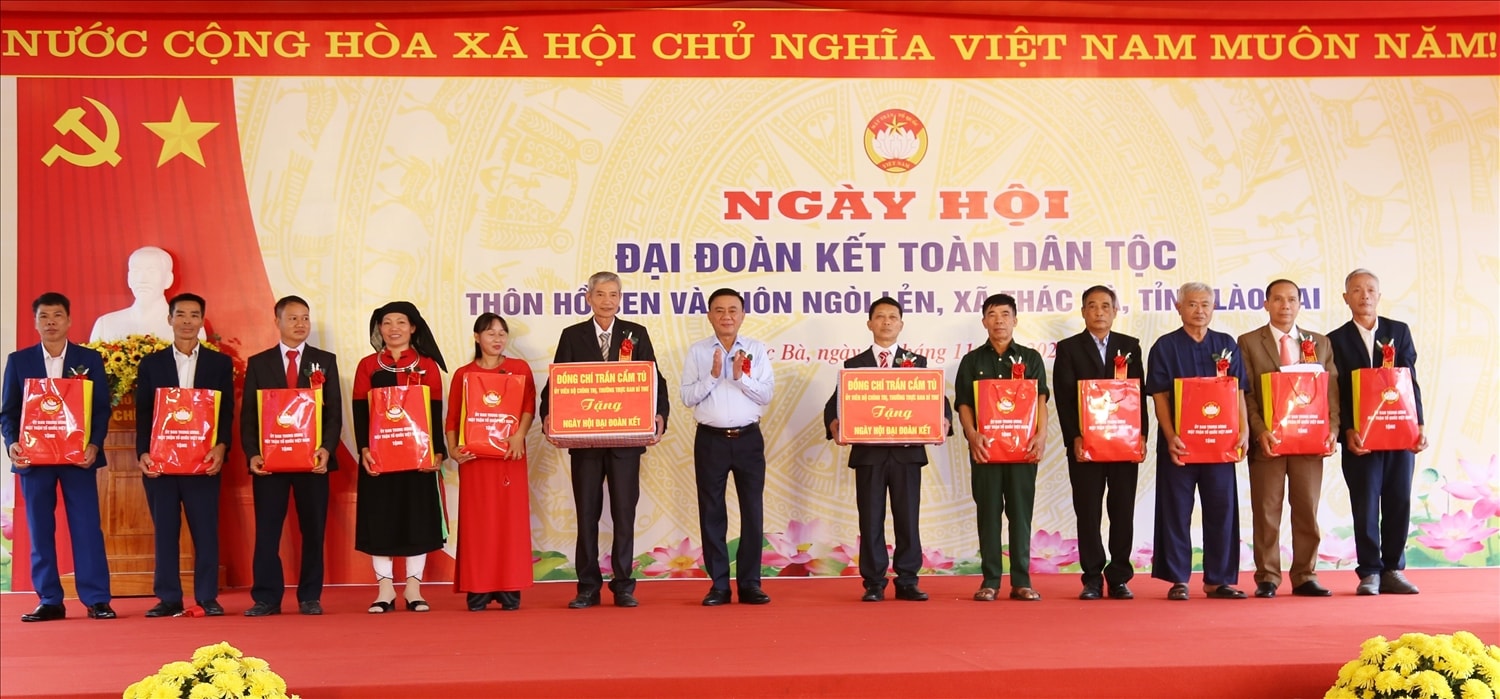 Đồng chí Trần Cẩm Tú tặng quà cho 2 thôn và các hộ dân tiêu biểu (ảnh Trọng Bảo)