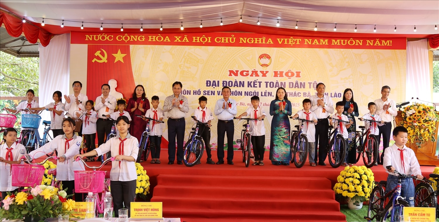 Trao tặng xe đạp cho các em học sinh trong xã (ảnh Trọng Bảo)