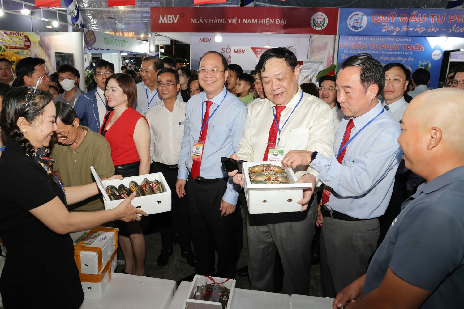 Lãnh đạo tỉnh Cà Mau tham quan các gian hàng trưng bày tại Ngày hội