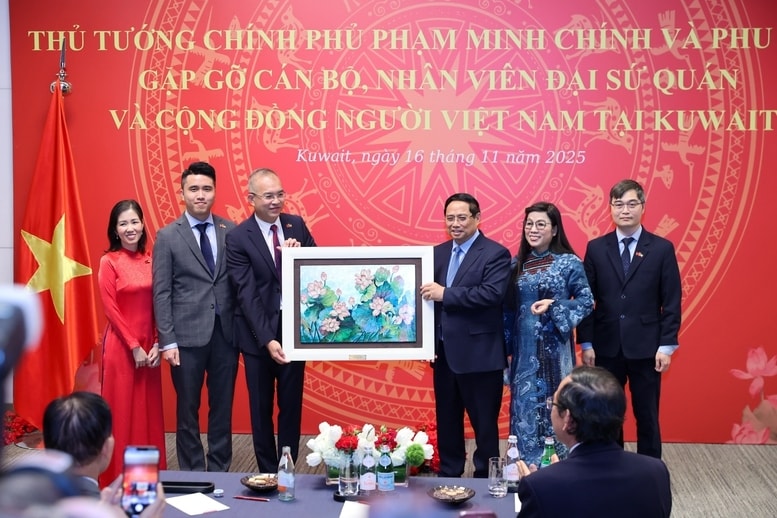 Thủ tướng và phu nhân tặng quà cho đại sứ quán Việt Nam tại Kuwait - Ảnh: VGP/Nhật Bắc