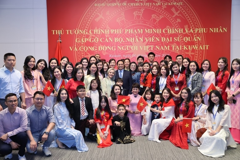 Thủ tướng và bà con kiều bào - Ảnh: VGP/Nhật Bắc
