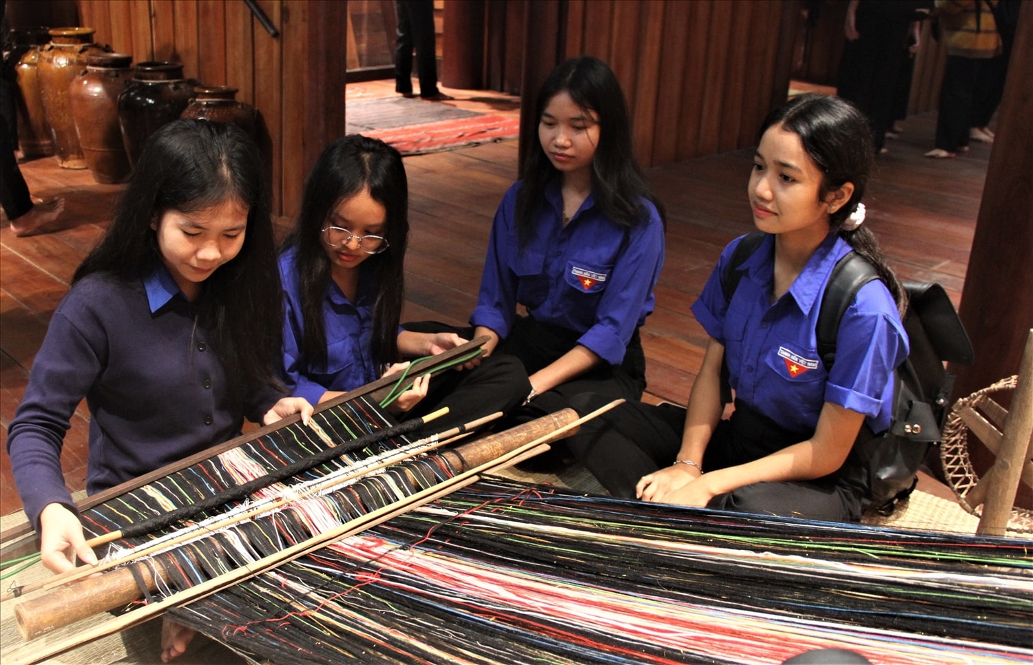 Trải nghiệm dệt thổ cẩm bên trong nhà dài