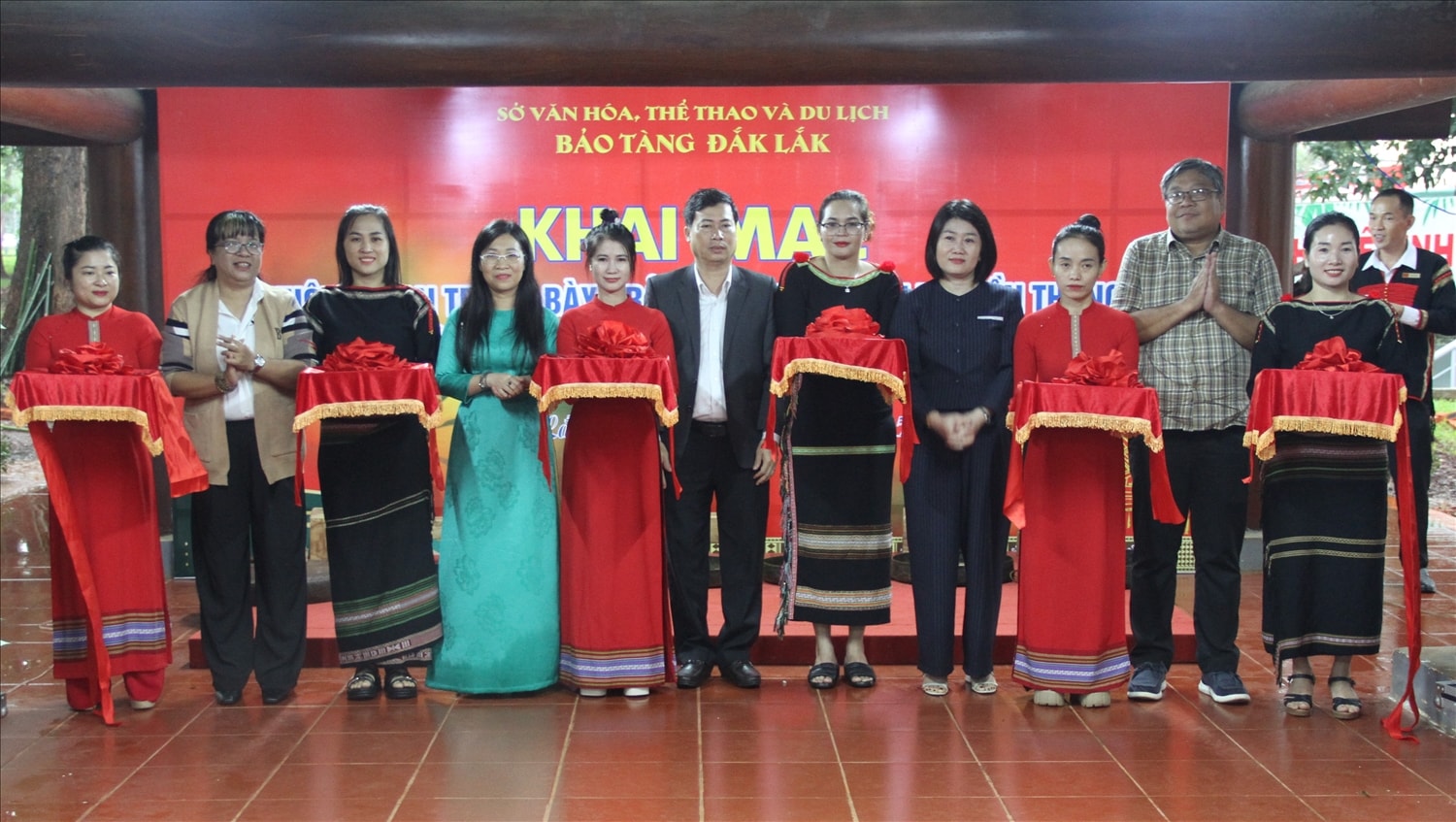 Cắt băng khai mạc Trưng bày “Nhà dài truyền thống của dân tộc Ê Đê”