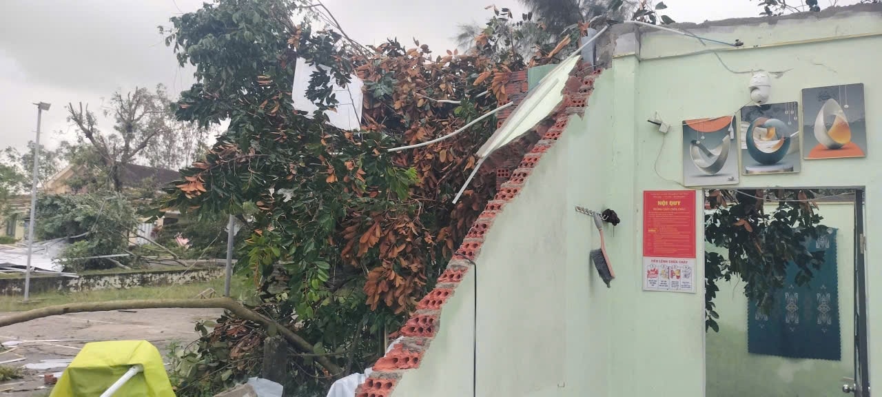 Một phần ngôi nhà người dân bị hư hại do lốc xoáy. (Ảnh Dai Duy)