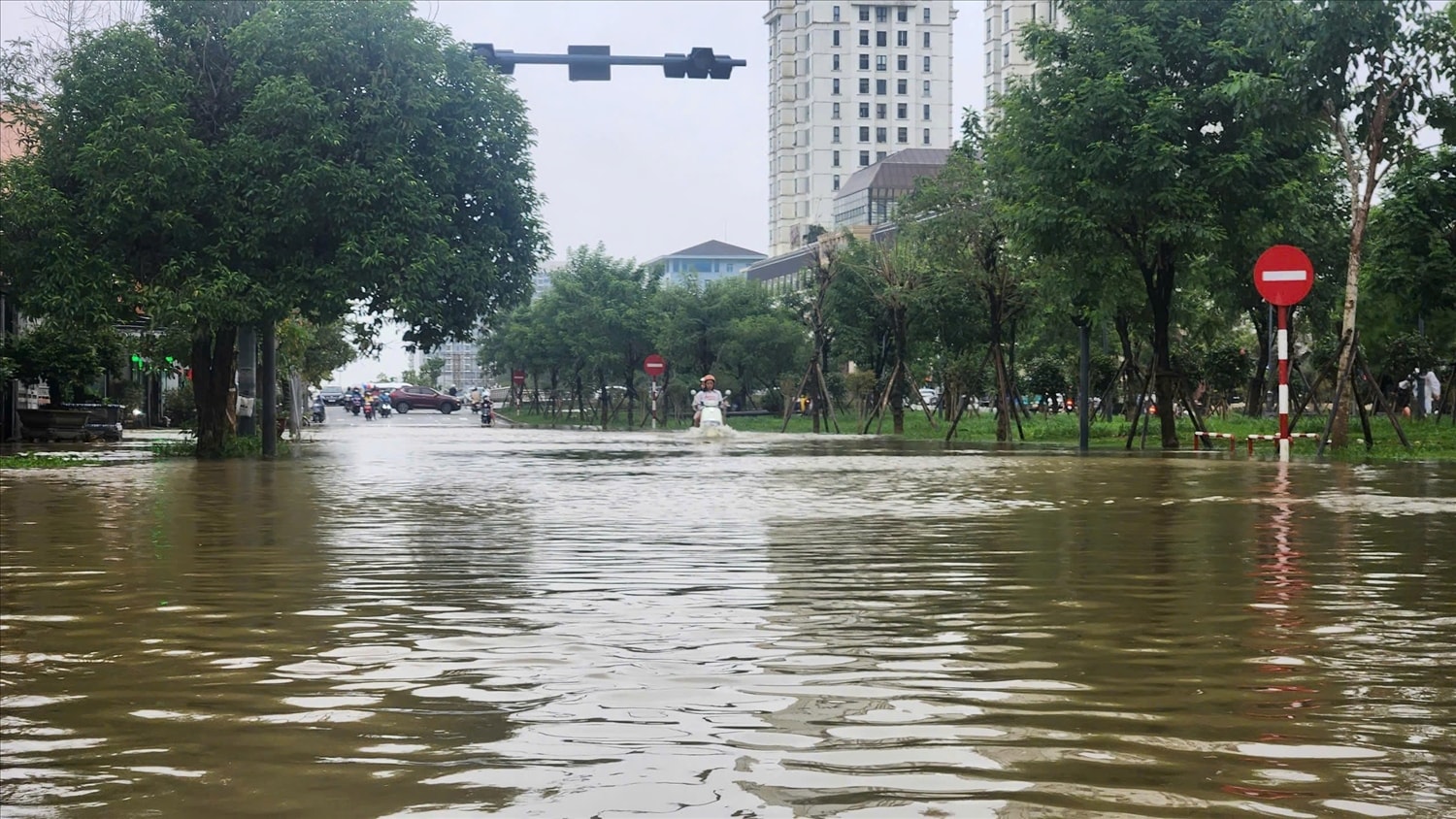 Một số tuyến đường ở TP Huế bị ngập nước. (Ảnh Quang Điền)