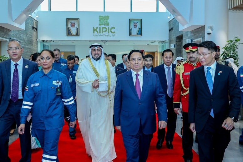 Thủ tướng Phạm Minh Chính và đoàn đại biểu Việt Nam tới thăm Tổ hợp lọc hoá dầu Al‑Zour - Ảnh: VGP/Nhật Bắc