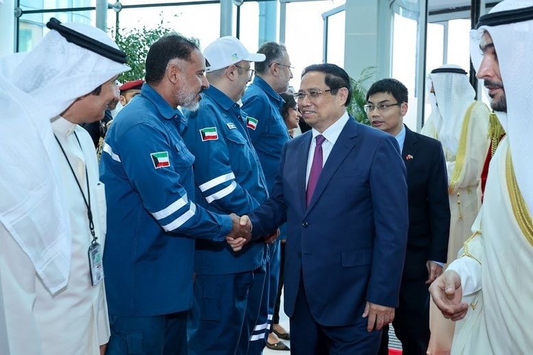 Thủ tướng Phạm Minh Chính thăm Tổ hợp lọc hoá dầu Al‑Zour - Ảnh: VGP/Nhật Bắc