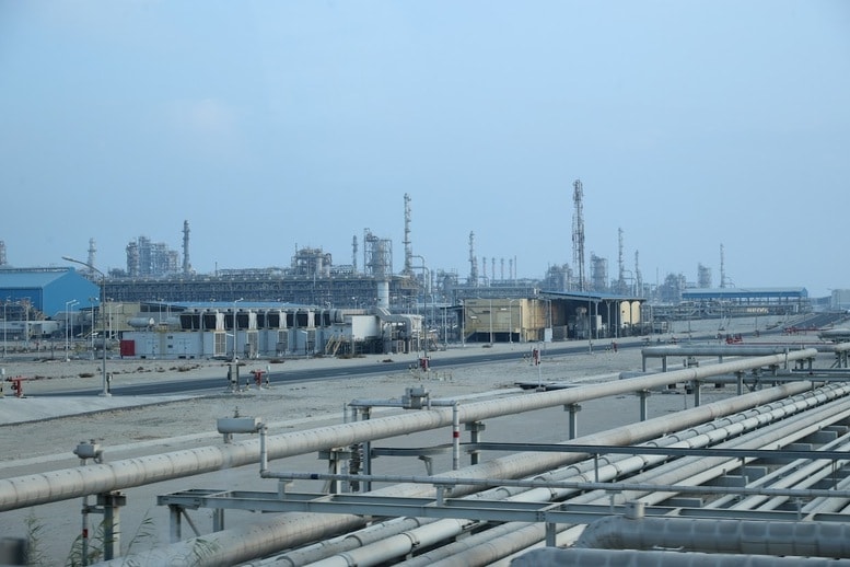 Tổ hợp bao gồm một khuôn viên rộng khoảng 16 km² với nhiều đơn vị chế biến chính, một hòn đảo nhân tạo để lưu trữ sản phẩm (khoảng 5,6 triệu thùng) và hệ thống cầu cảng xuất khẩu - Ảnh: VGP/Nhật Bắc