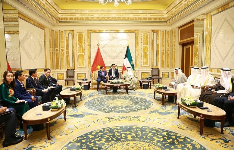 Thủ tướng Chính phủ Phạm Minh Chính đề nghị Quốc vương Kuwait tiếp tục quan tâm thúc đẩy quan hệ hai nước phát triển tương xứng với quy mô, yêu cầu mới, chú trọng đẩy mạnh và tạo đột phá - Ảnh: VGP/Nhật Bắc