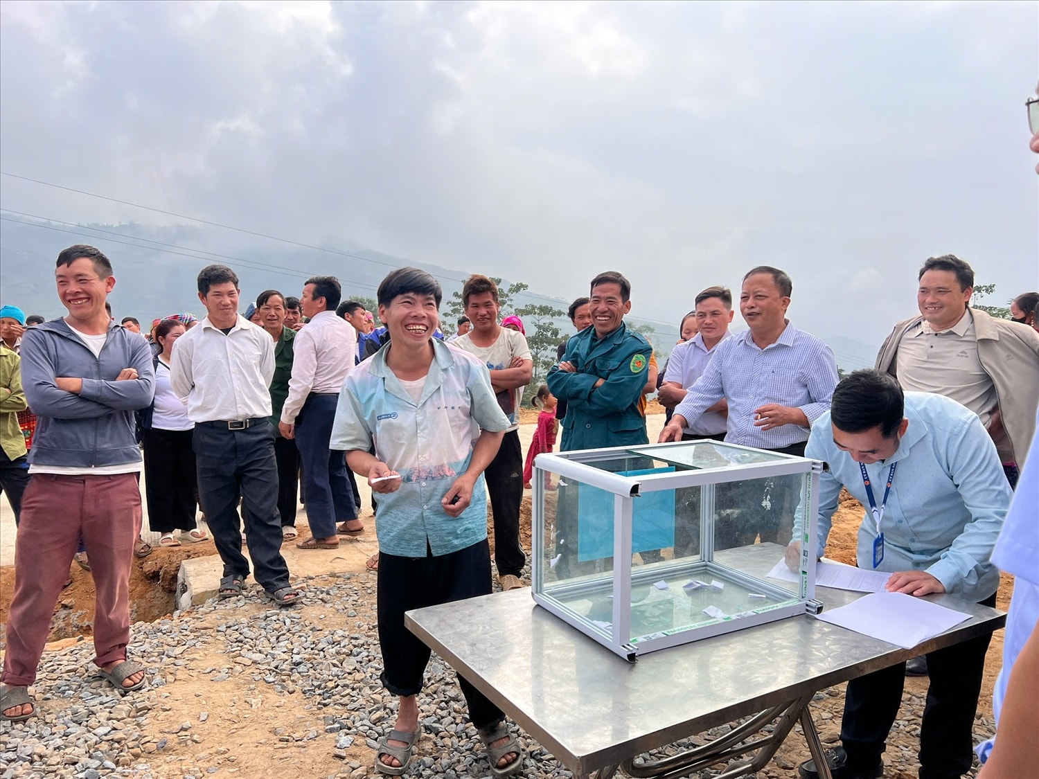Bà con Nhân dân vui mừng bốc thăm nhận nhà tại khu tái định cư Sàng Ma Sáo (ảnh Trọng Bảo)
