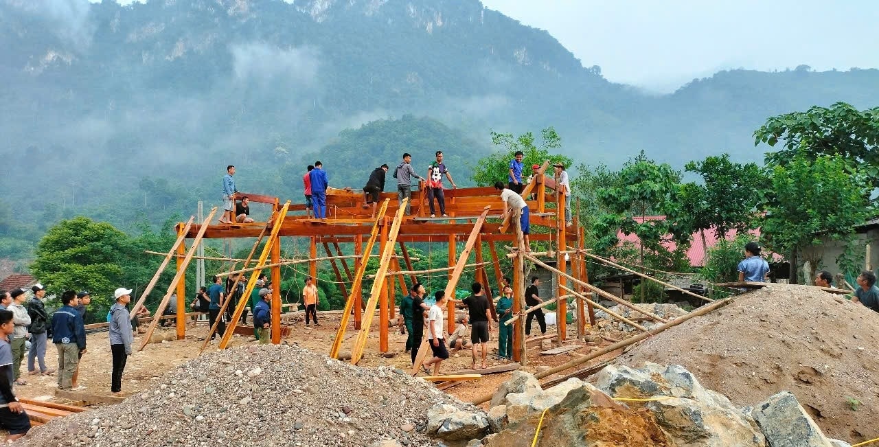 Dựng nhà cho người dân ở khu Tái định cư khe Mò Nừng, bản Xốp Tụ, xã Mỹ Lý Người dân ở khu Tái định cư Khe Mò Nừng, bản Xốp Tụ, xã Mỹ Lý dựng nhà mới.