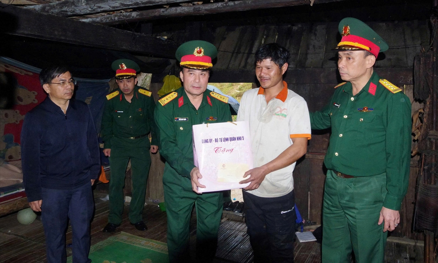 Bộ Tư lệnh Quân khu 5 thăm hỏi, trao quà cho Nhân dân xã Ngọc Linh bị thiệt hại do mưa bão 