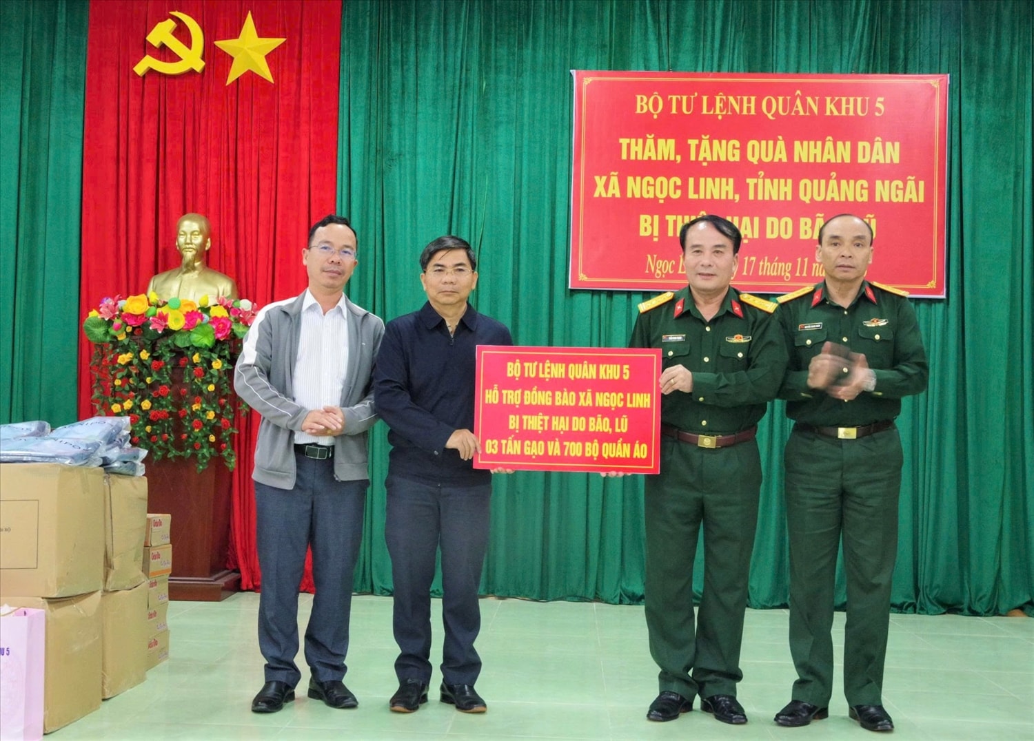 Bộ Tư lệnh Quân khu 5 hỗ trợ Nhân dân xã Ngọc Linh 3 tấn gạo và 700 bộ quần áo. (Ảnh: Ngọc Chí)
