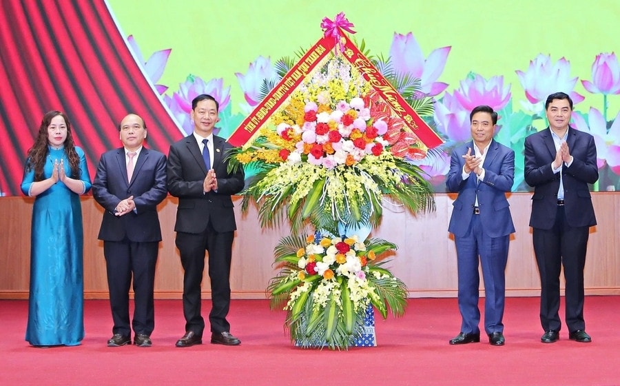 Bí thư Tỉnh ủy Nguyễn Doãn Anh và Chủ tịch UBND tỉnh Nguyễn Hoài Anh (ảnh phải), thay mặt lãnh đạo tỉnh lẵng hoa chúc mừng ngành GD&ĐT Thanh Hóa.