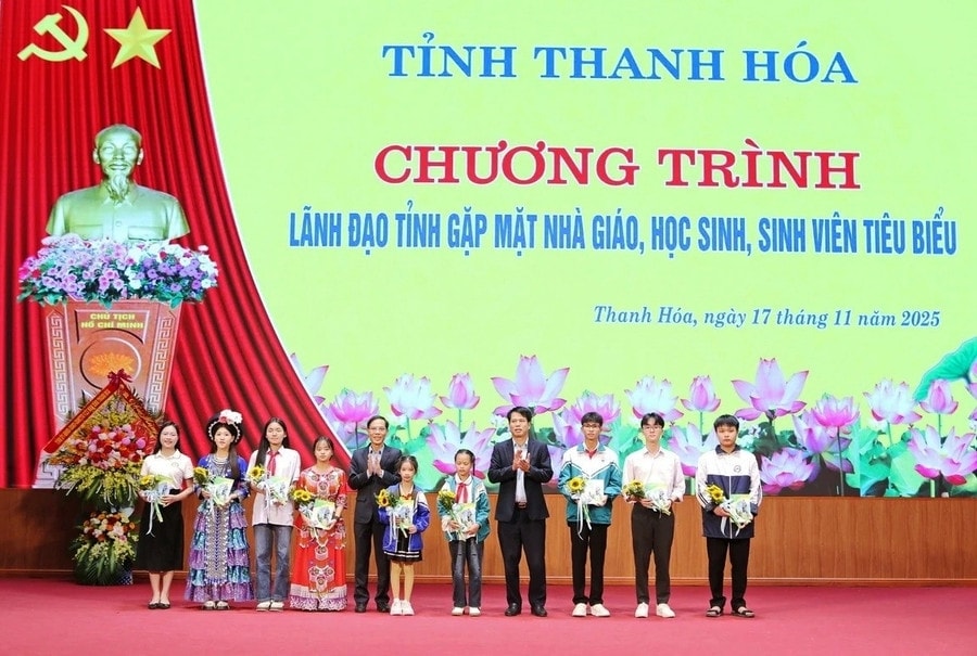 Lãnh đạo tỉnh Thanh Hóa tặng quà và hoa cho học sinh, sinh viên tiêu biểu có hoàn cảnh khó khăn đạt thành tích cao trong học tập.