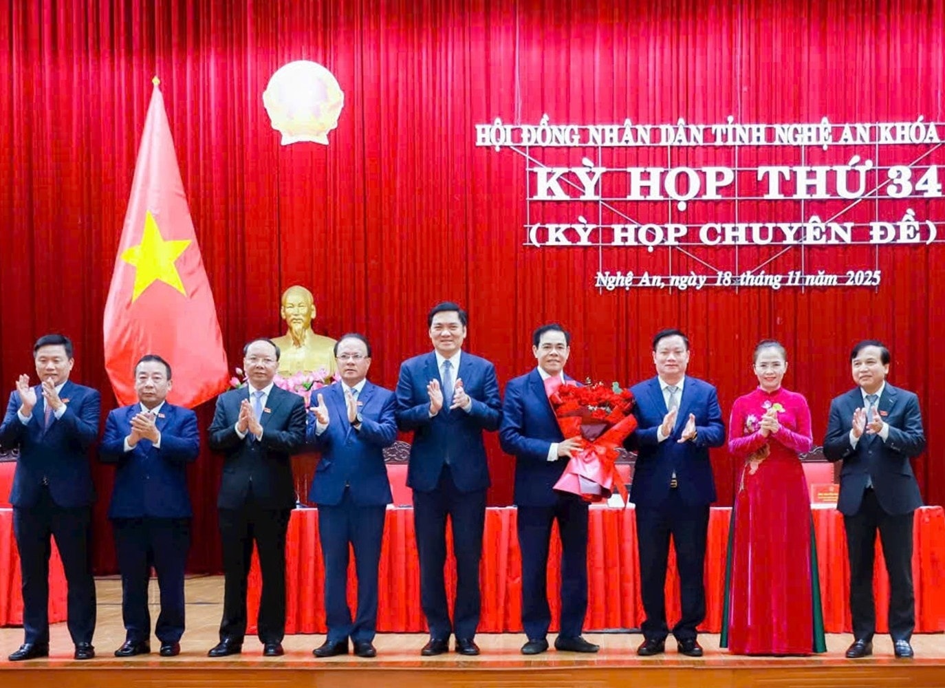 Ông Võ Trọng Hải (thứ 4 từ phải qua) được bầu giữ chức Chủ tịch UBND tỉnh Nghệ An Ông Võ Trọng Hải (thứ 4 từ phải qua) được bầu giữ chức Chủ tịch UBND tỉnh Nghệ An