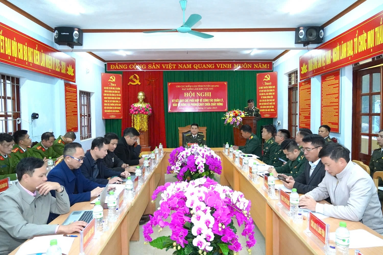 Toàn cảnh lễ ký kết quy chế phối hợp trong công tác quản lý, bảo vệ rừng tại Hạt Kiểm lâm Khu vực XVI.