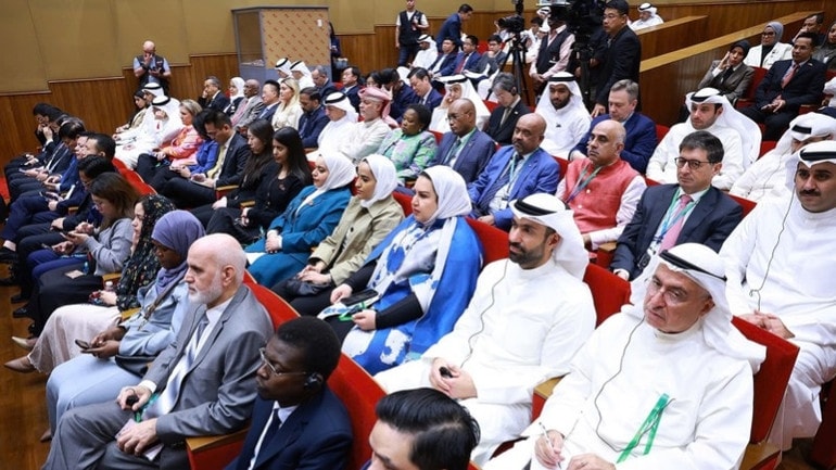 Các đại biểu Kuwait lắng nghe bài phát biểu chính sách của Thủ tướng Chính phủ Phạm Minh Chính. (Ảnh: TTXVN)
