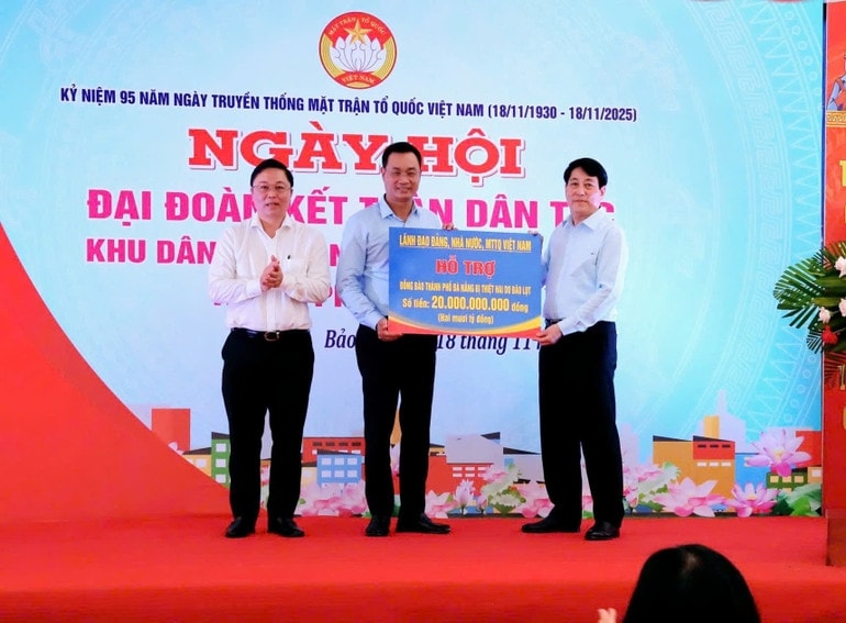 Chủ tịch nước Lương Cường trao tặng kinh phí 20 tỷ đồng đến Đảng bộ, chính quyền và nhân dân thành phố Đà Nẵng. (Ảnh: Mạnh Xuân)
