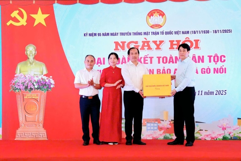 Chủ tịch nước tặng quà Đảng bộ, chính quyền, nhân dân xã Gò Nổi.