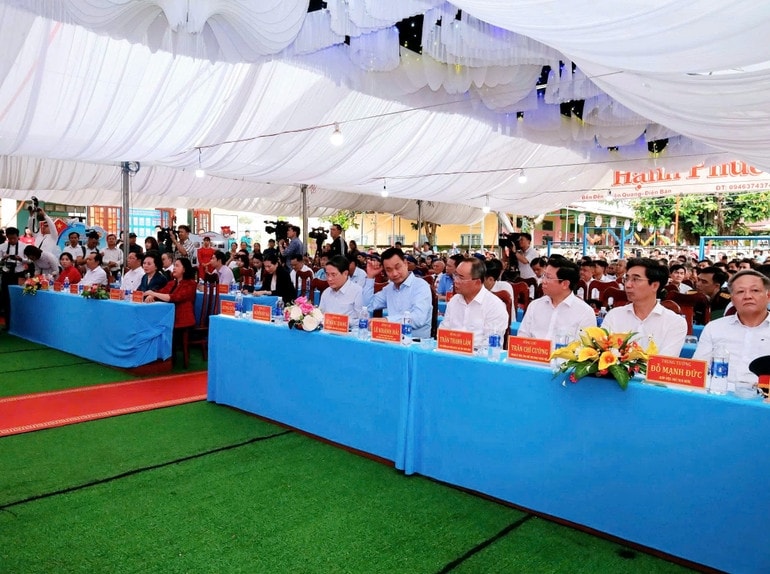 Các đại biểu và nhân dân tham dự ngày hội. (Ảnh: Xuân Kỳ)