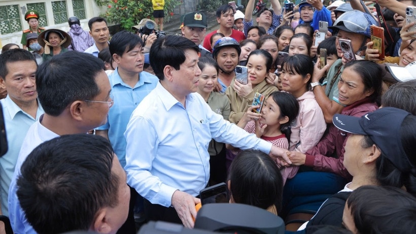 Chủ tịch nước thăm hỏi bà con vùng lũ Đà Nẵng.