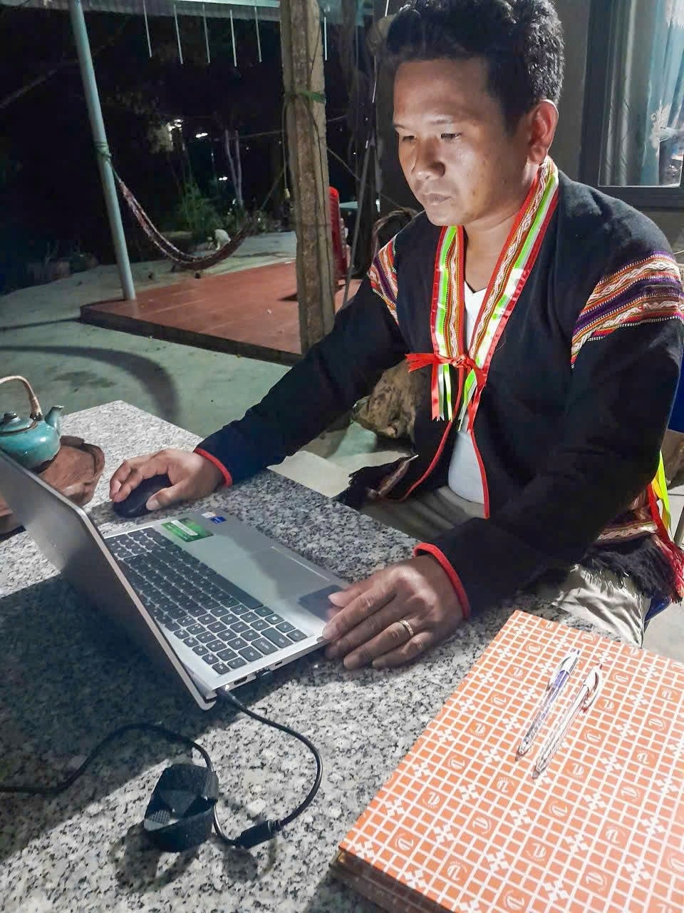 Buổi tối, thầy giáo Y Giêng tranh thủ trau dồi, tự học các ứng dụng AI để soạn giảng, đáp ứng giai đoạn đổi mới của giáo dục. (Ảnh: H.H.Thế)