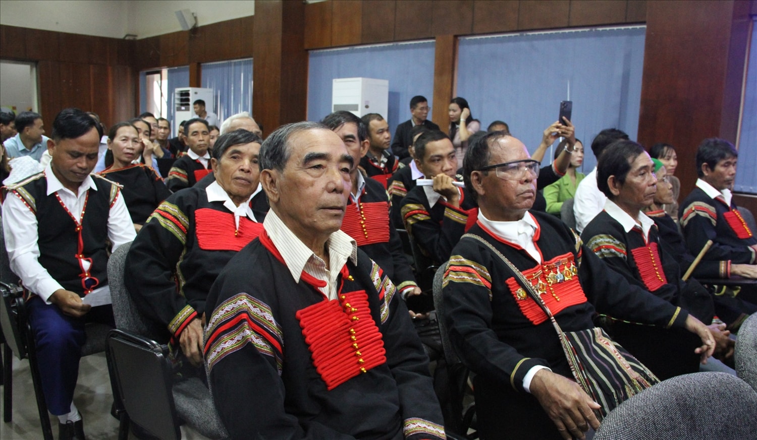 Nghệ nhân đến từ nhiều thôn buôn trên địa bàn tỉnh đến dự hội nghị Nghệ nhân đến từ nhiều thôn buôn trên địa bàn tỉnh đến dự hội nghị