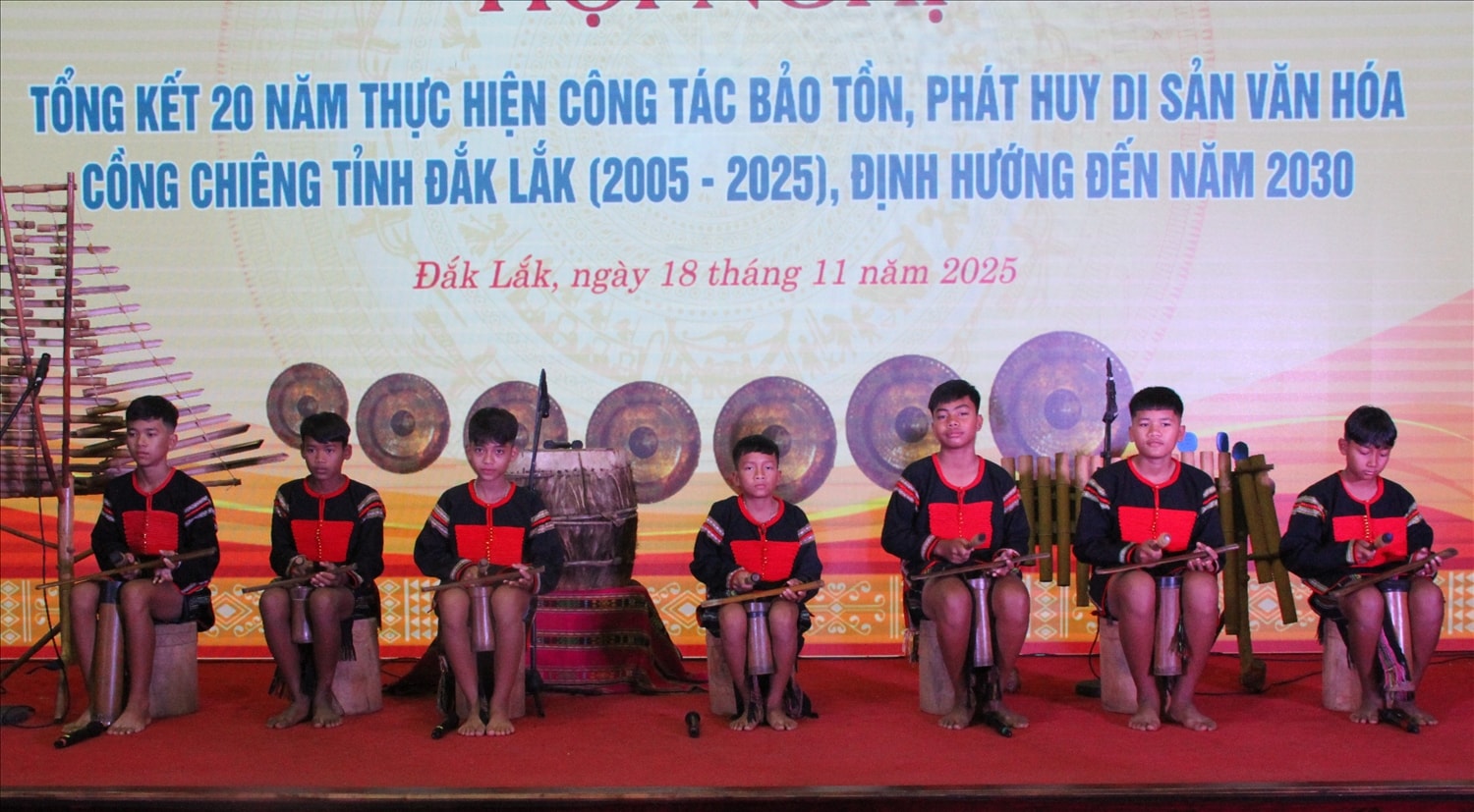 Các nghệ nhân nhí Câu lạc bộ Văn hóa dân gian Kmrơng A, phường Tân An, tỉnh Đắk Lắk biểu diễn chiêng tre Các nghệ nhân nhí Câu lạc bộ Văn hóa dân gian Kmrơng A, phường Tân An, tỉnh Đắk Lắk biểu diễn chiêng tre