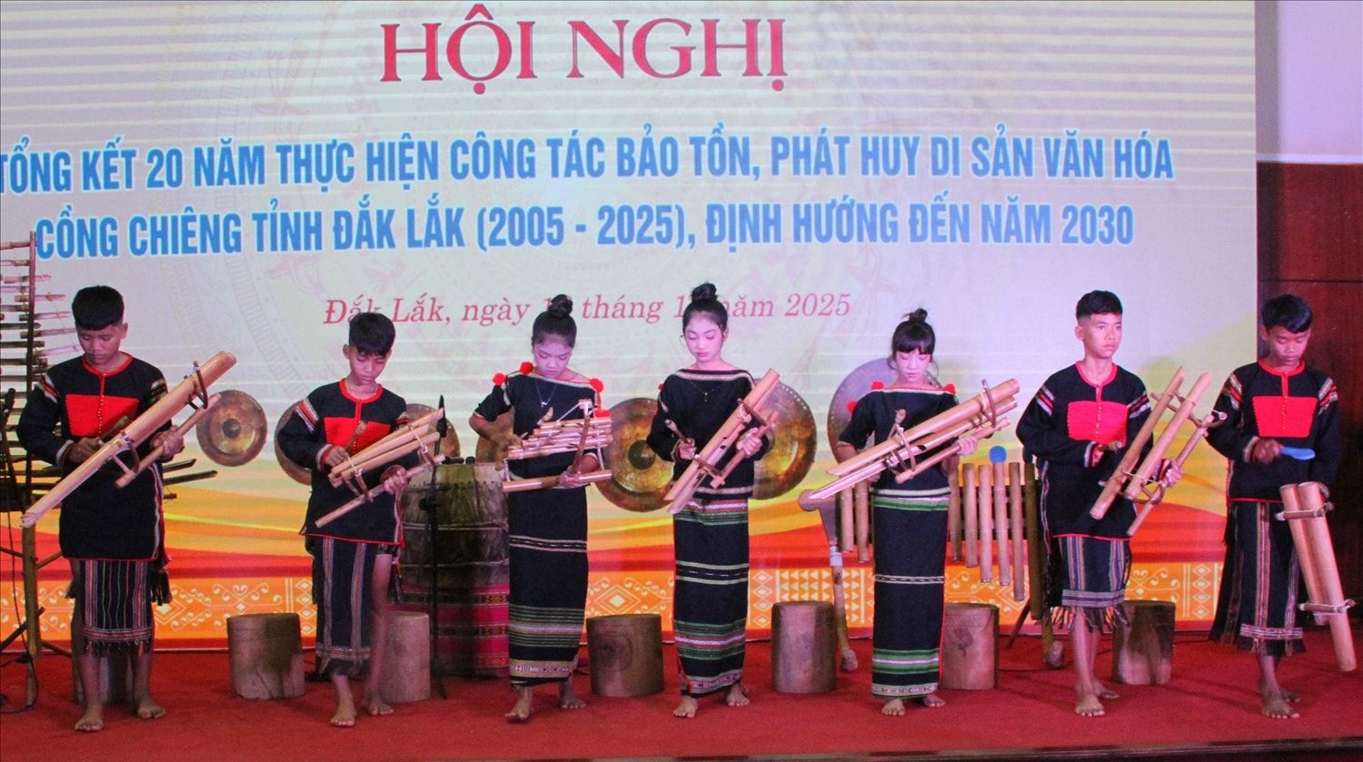 Nghệ nhân trẻ biểu diễn Chinh Đing Arap M’ô Nghệ nhân trẻ biểu diễn Chinh Đing Arap M’ô